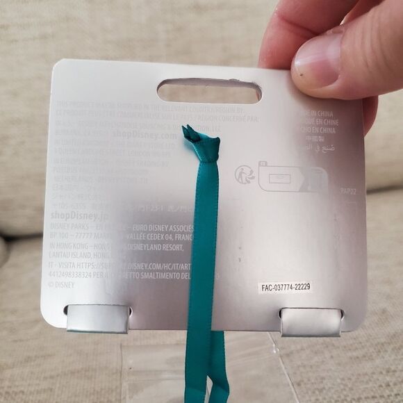 ✨DISNEY✨ NEW! - Mickey Selfie Graduation Ornament - Picture 10 of 12